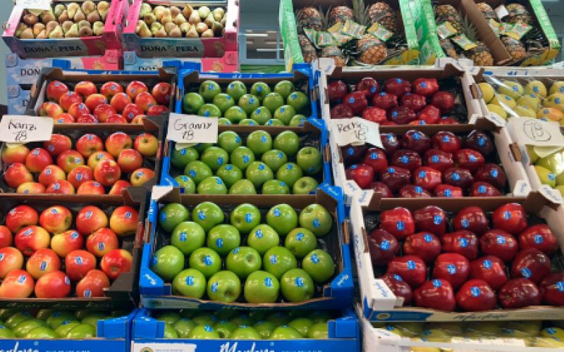 cajas con varias frutas